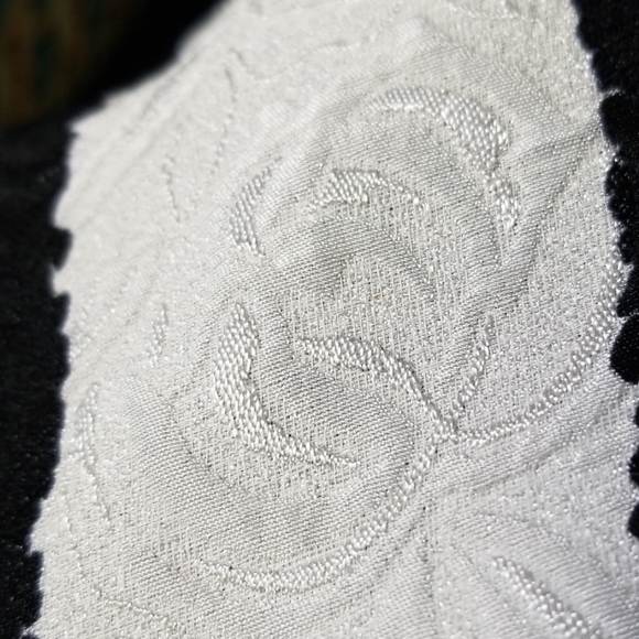 Gorgeous Silkie Criss Cross Front Sleeveless Top - Picture 8 of 8